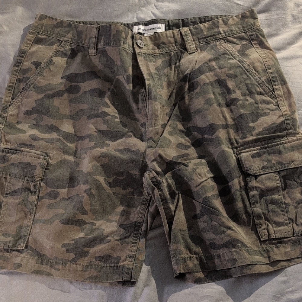 Amazon Essentials Men's Green Camouflage Cargo Shorts - Size 40